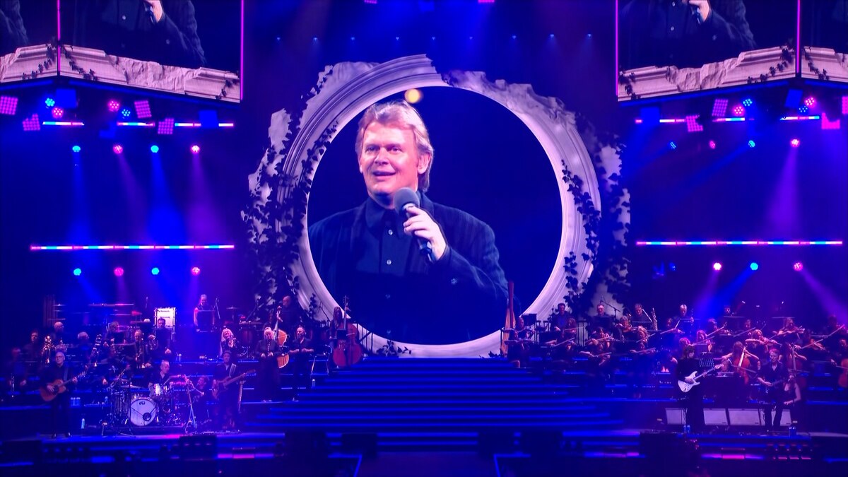 Australian and international music stars pay tribute to John Farnham in special concert