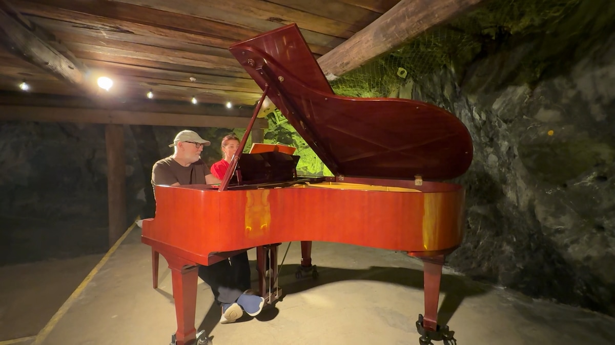 Piano taken down gold mine for unique underground concert in Bendigo